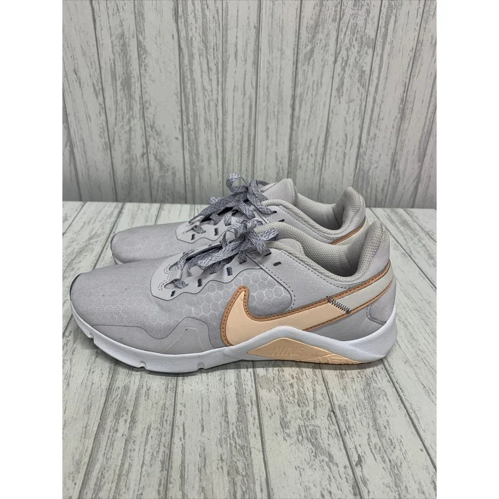 Womens Size 7.5 Nike Legend Essential 2 EUC